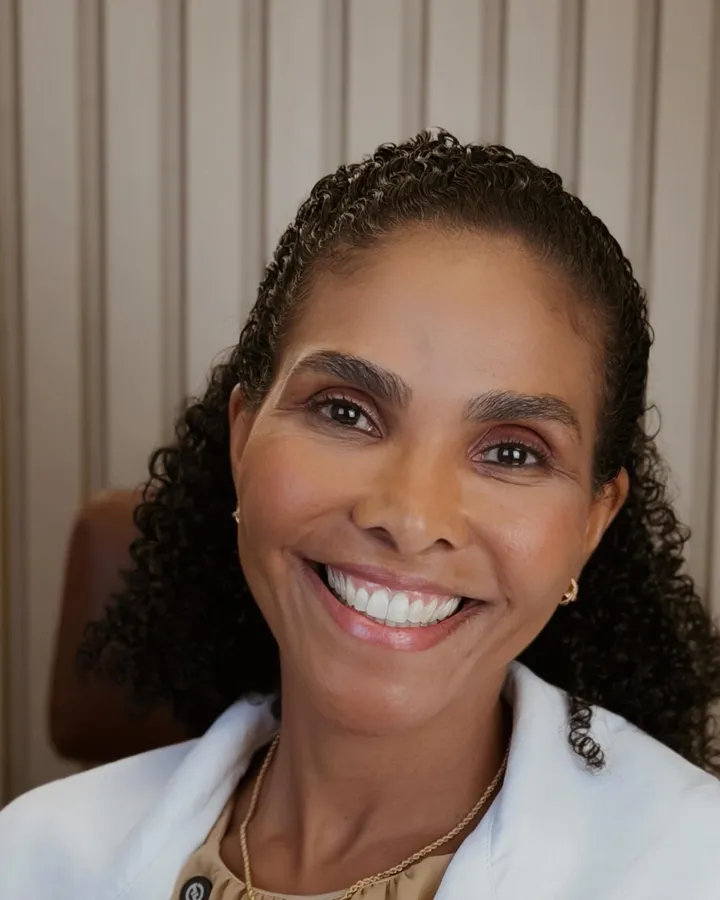 Dra. Rosana Frempong sorrindo, de jaleco branco