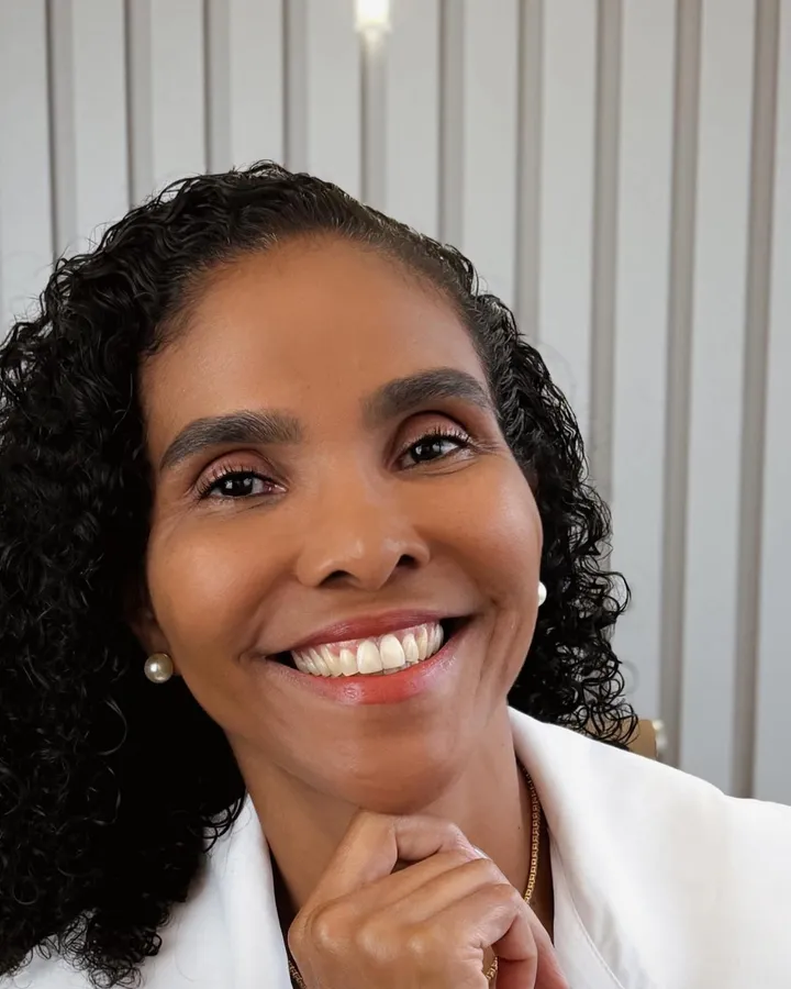Dra. Rosana Frempong sorrindo, de jaleco branco