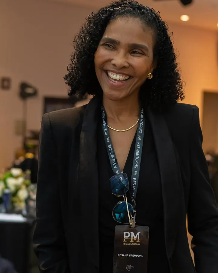 Dra. Rosana Frempong sorrindo em evento de cirurgia plástica