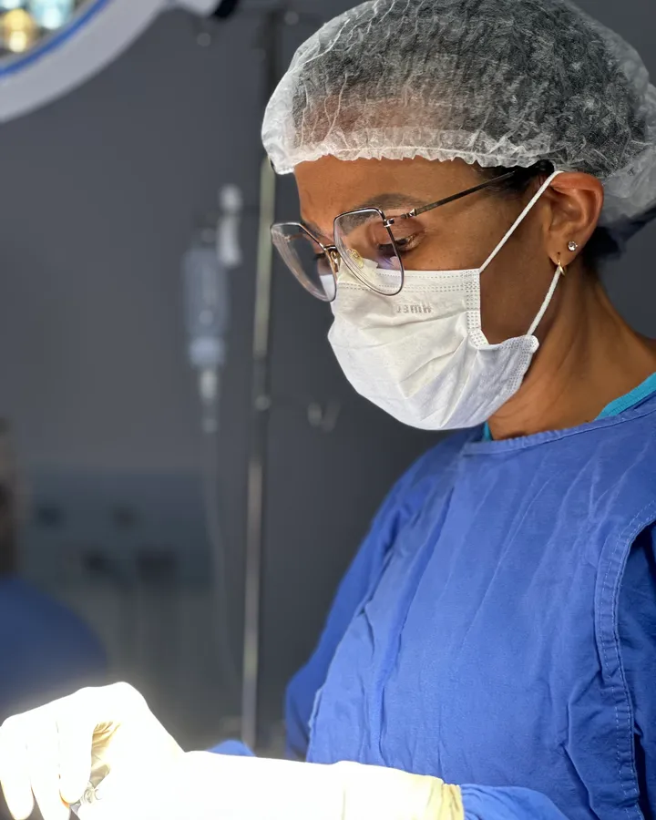 Dra. Rosana Frempong paramentada durante procedimento cirúrgico
