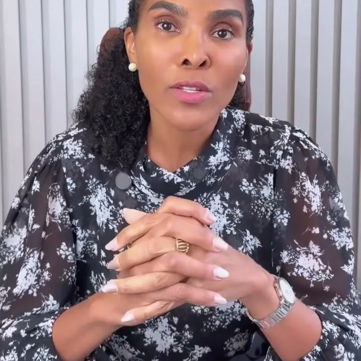 Dra. Rosana Frempong conversando, à mesa do consultório